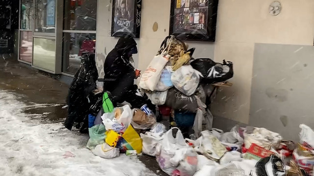 New York’ta sokakta yaşayanlar kar fırtınası ile mücadele ediyor